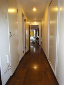 家族みんなが集まる明るいリビングに